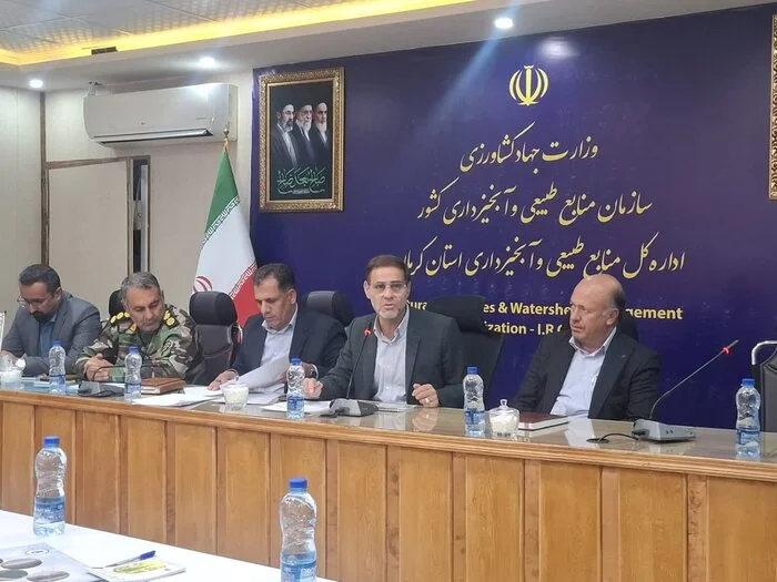 عملیات مالچ‌پاشی برای مقابله با بیابان‌زدایی در استان کرمان