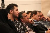 اهدای تندیس به عوامل کتاب خرمانخورده اهدای تندیس به عوامل کتاب خرمانخورده