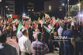 تجمع شبانه مردم کرمان و سر دادن شعارهای انقلابی تجمع شبانه مردم کرمان و سر دادن شعارهای انقلابی