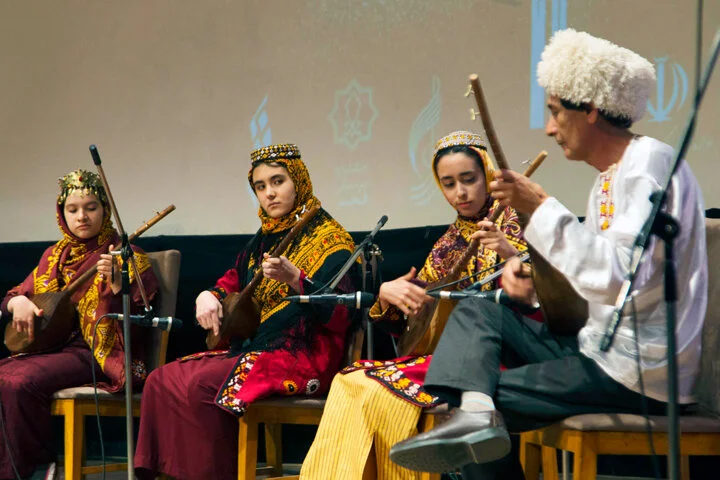 نواختن سازهای سنتی و محلی در حاشیه جشنواره موسیقی نواحی در کرمان نواختن سازهای سنتی و محلی در حاشیه جشنواره موسیقی نواحی در کرمان