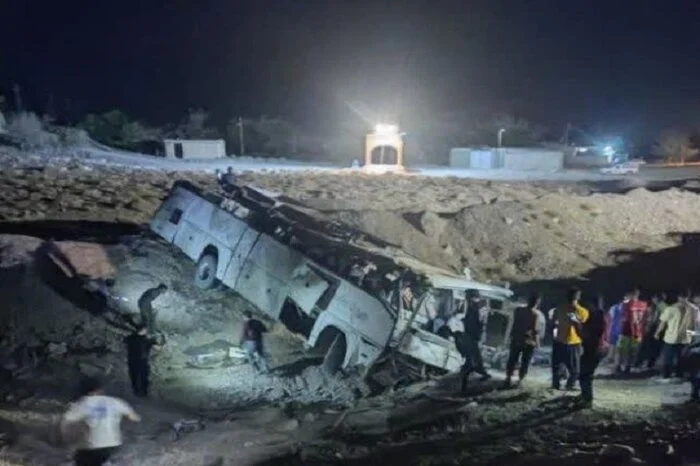 صحنه امدادرسانی به حادثه واژگونی اتوبوس کارگران معدن در محور کوهبنان صحنه امدادرسانی به حادثه واژگونی اتوبوس کارگران معدن در محور کوهبنان