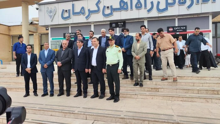 نمای بیرونی و واگن های قطار پنج ستاره کرمان به مشهد