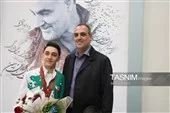نمای نزدیک مدال آسیایی بر سینه کاراته‌کای جوان کرمانی