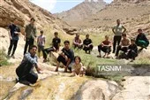 انعکاس نور بر آب زلال آبشار فیض‌آباد راور