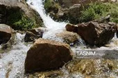 چشم‌انداز کوهستانی منتهی به آبشار فیض‌آباد راور