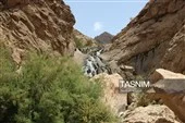 پیچ‌وخم مسیر آب در امتداد آبشار فیض‌آباد راور