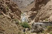 تضاد رنگی آب و خاک در آبشار فیض‌آباد راور