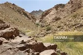 بستر صخره‌ای و جریان رودخانه آبشار فیض‌آباد راور