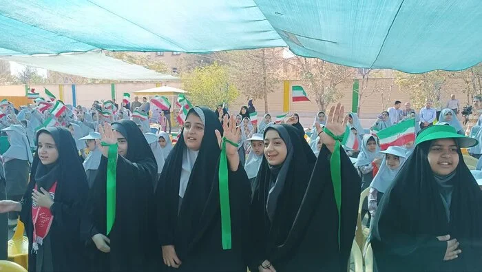 مراسم بازگشایی مدارس در کرمان و نواختن زنگ مهر در دبستان شاهد
