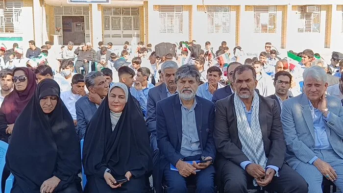 نواخته شدن زنگ آغاز سال تحصیلی با حضور فرماندار جیرفت نواخته شدن زنگ آغاز سال تحصیلی با حضور فرماندار جیرفت