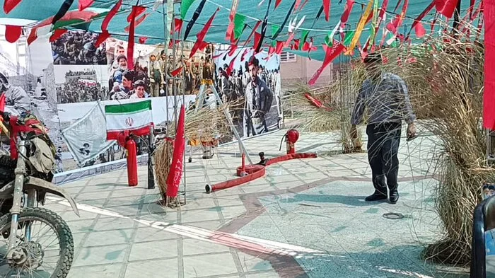 فضاسازی یادمان شهدا در نمایشگاه دفاع مقدس جیرفت فضاسازی یادمان شهدا در نمایشگاه دفاع مقدس جیرفت