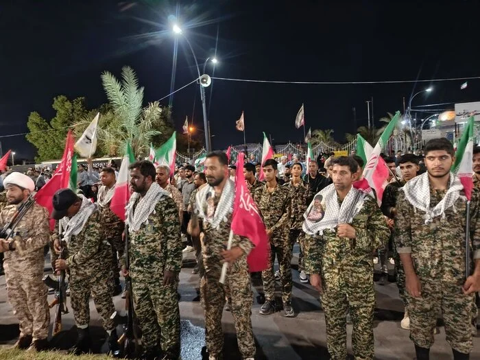 فرمانده سپاه جیرفت در حال سان دیدن از رزمایش جانفدایان
