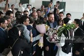 اهدای گل به زهرا زارعی قهرمان دوومیدانی اهدای گل به زهرا زارعی قهرمان دوومیدانی
