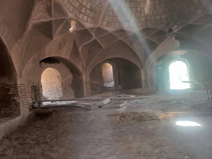 سازه چوبی و مکانیکی گاوگرد شرکت فرش کرمان در حال بازسازی