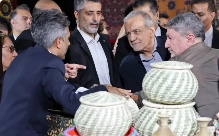 بازدید مسعود پزشکیان از غرفه توانمندی‌های روستایی و عشایری کرمان