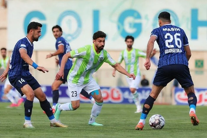 شادی بازیکنان خیبر خرم‌آباد پس از گلزنی برابر گل‌گهر سیرجان در لیگ برتر