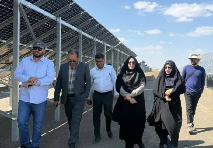 بازدید بازرسی استانداری از نهضت ملی مسکن و نیروگاه خورشیدی بافت